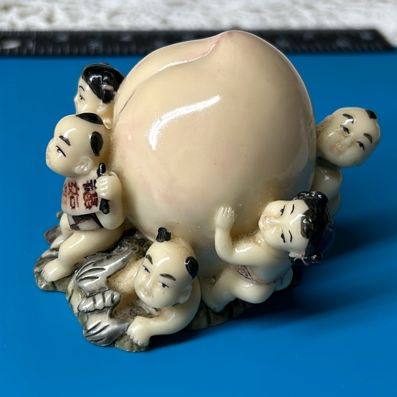 🖤Artisan Signed Vtg Chinese Resin 2.75” Figurine 6 Kids Holding Longevity Peach - Picture 3 of 13